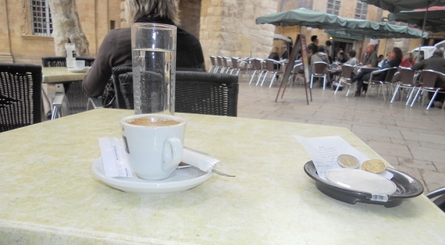Devant une table de café quelque part en France